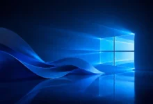 واجهة نظام تشغيل حديثة بتصميم أزرق مستقبلي تعكس تطور نظام ويندوز الجديد وأفكار Windows 13