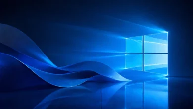 واجهة نظام تشغيل حديثة بتصميم أزرق مستقبلي تعكس تطور نظام ويندوز الجديد وأفكار Windows 13